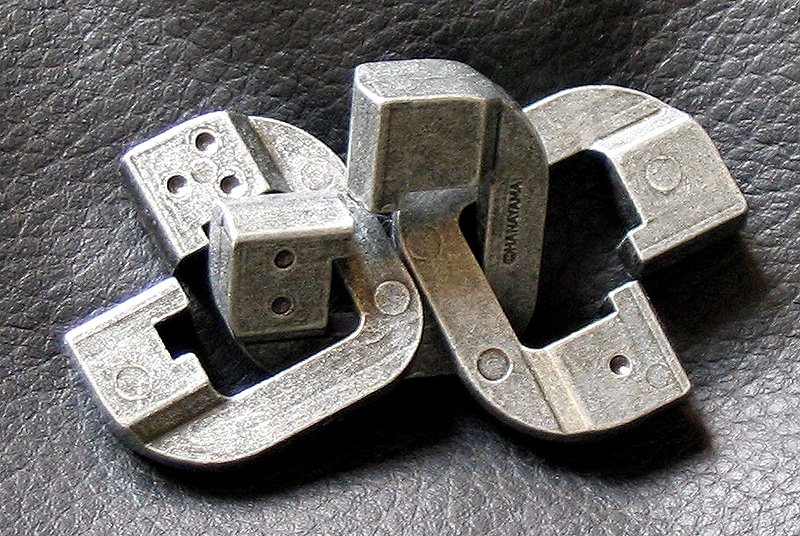 Cast Huzzle Puzzle Chain