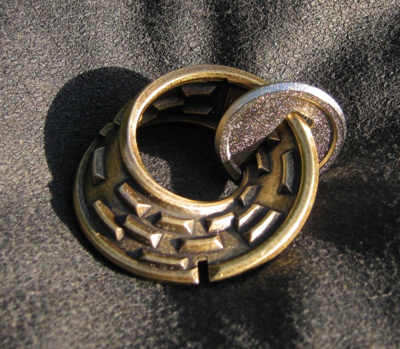 Cast Huzzle Puzzle Mobius